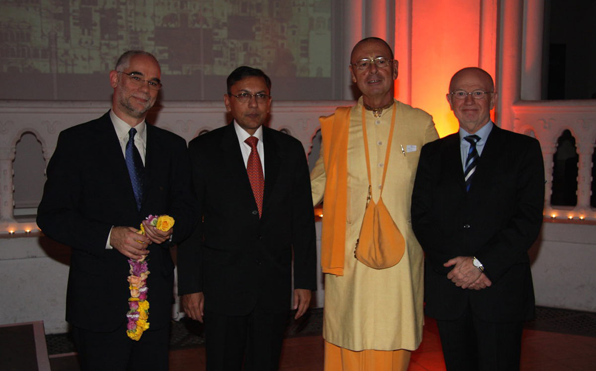 Sa Divine Grâce Sivarama Swami et les officiels hongrois