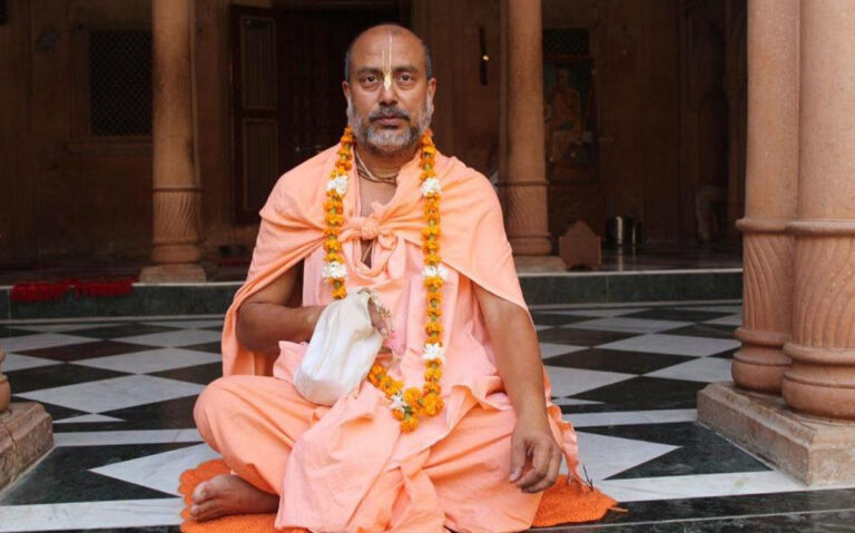 Sa Divine Grâce Srila Bhakti Bibudha Bodhayan Maharaja parle au nom de la Sri Gopinath Gaudiya Math